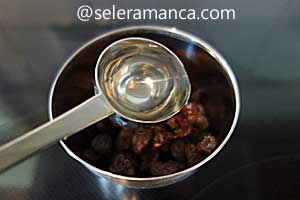 Kismis direndam untuk Kaiserschmarrn