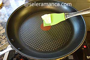 Wajan teflon untuk membuat Kaiserschmarrn