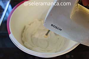 Putih Telur untuk Kaiserschmarrn dikocok