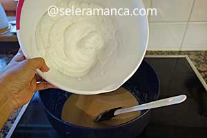 Adonan kuning dan putih telur untuk Kaiserschmarrn dicampur