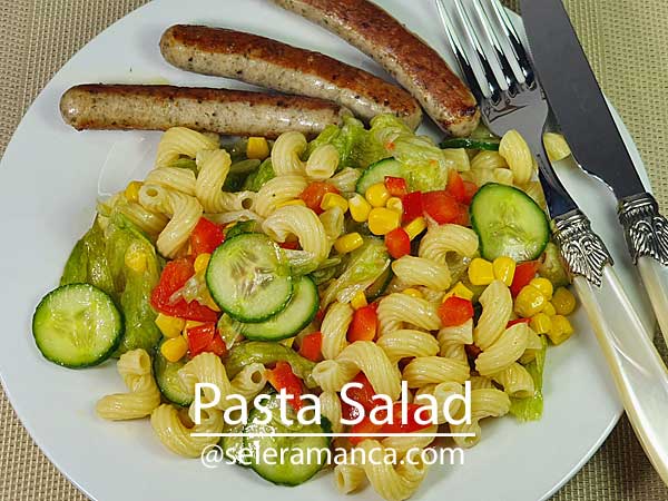 Salad dengan bahan pasta spiral