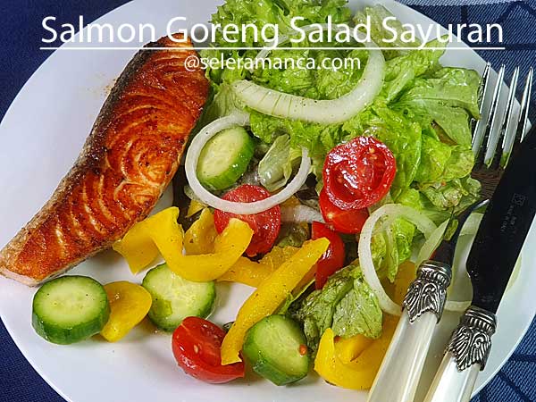 Salmon Goreng dengan Salad Sayuran 