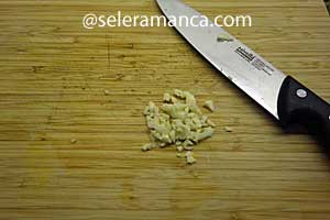 Masak Tumis Bayam Bawang Putih Step 1