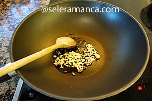 Masak Tumis Bayam Bawang Putih Step 2