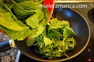 Masak Tumis Bayam Bawang Putih Step 3