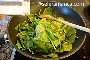 Masak Tumis Bayam Bawang Putih Step 4