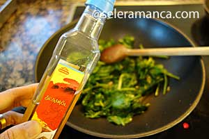 Masak Tumis Bayam Bawang Putih Step 6